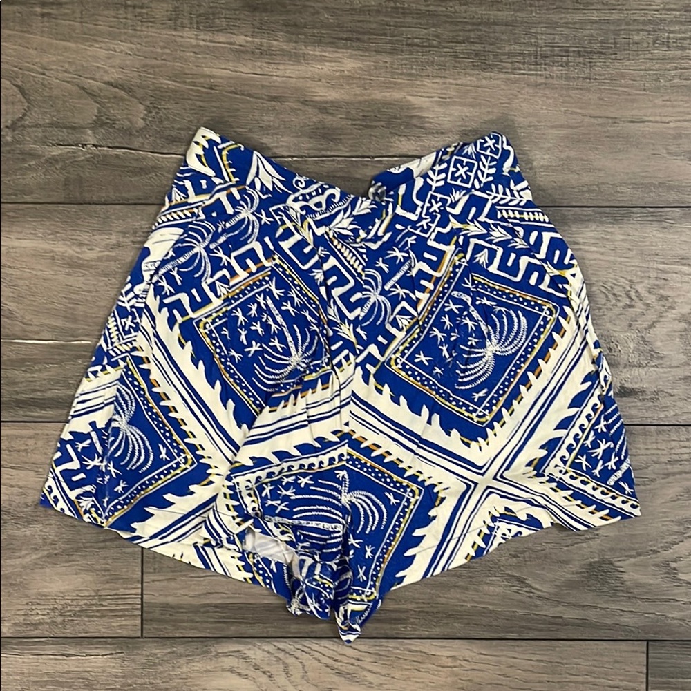 Anthropologie Blue and White Patterned Shorts size XS
Brand / coreylynncalter